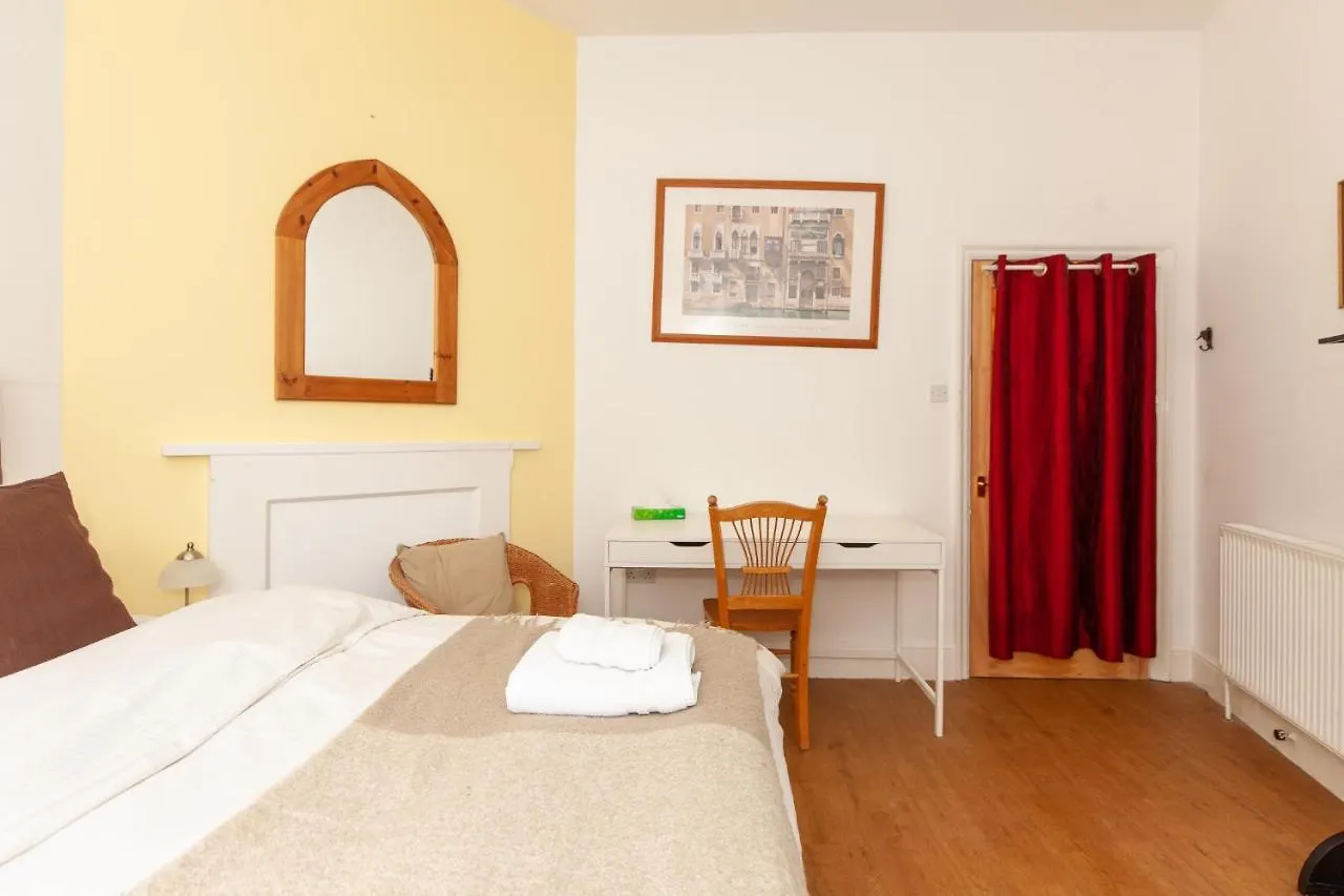 Bath Holiday Suites 0*,